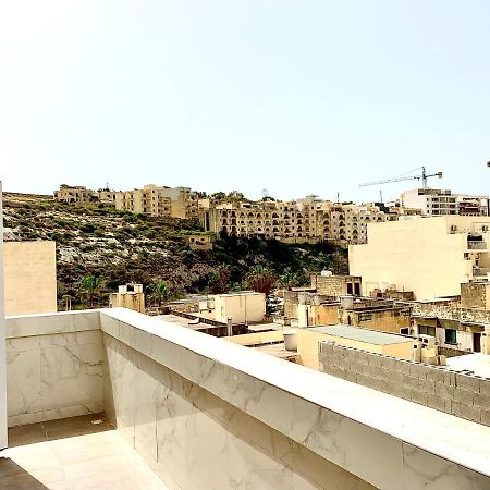 Private Bedroom With Balcony In A Shared Apartment At The Bay Of Xlendi Bagian luar foto