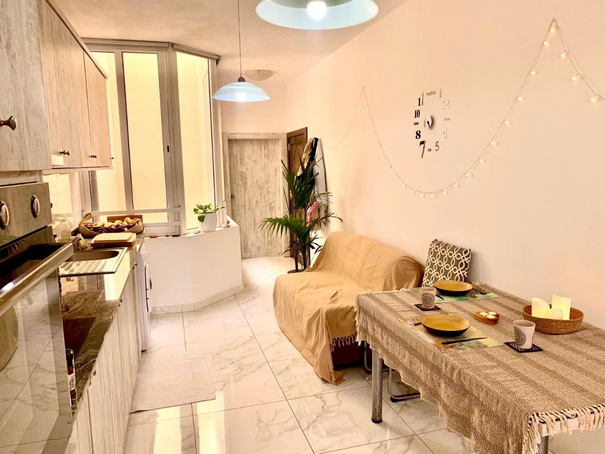 Private Bedroom With Balcony In A Shared Apartment At The Bay Of Xlendi Bagian luar foto