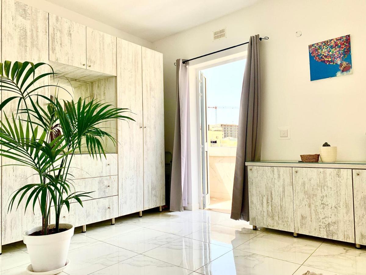 Private Bedroom With Balcony In A Shared Apartment At The Bay Of Xlendi Bagian luar foto