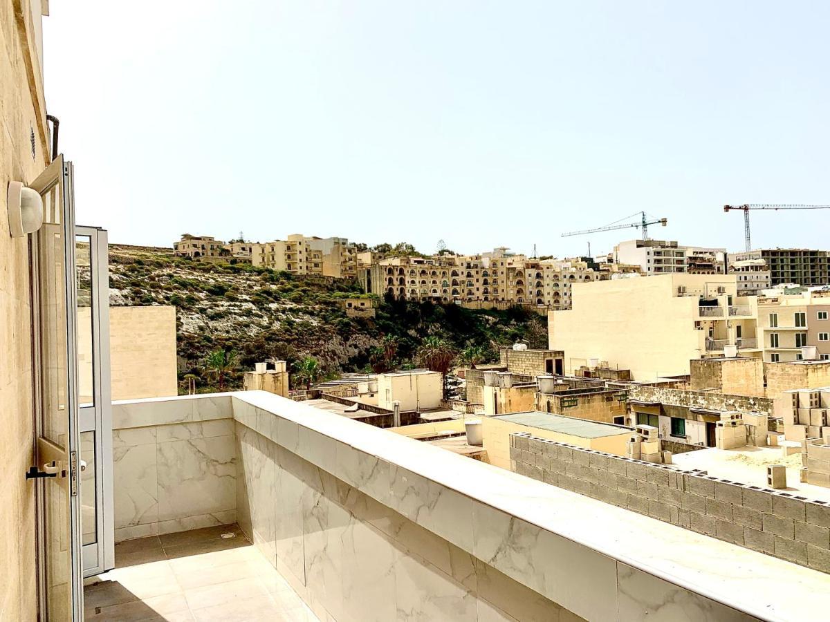 Private Bedroom With Balcony In A Shared Apartment At The Bay Of Xlendi Bagian luar foto