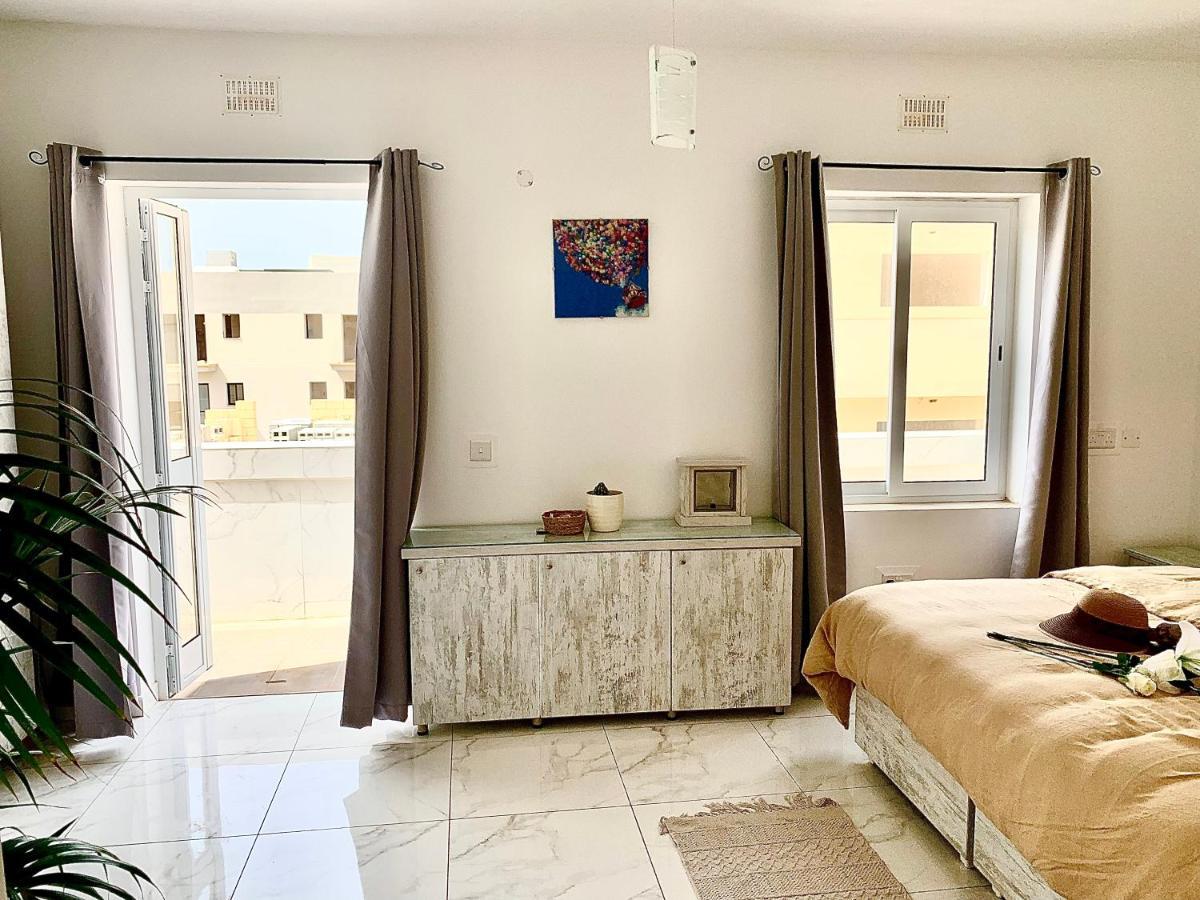 Private Bedroom With Balcony In A Shared Apartment At The Bay Of Xlendi Bagian luar foto